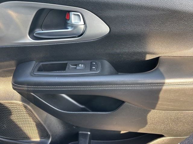 Used 2023 Chrysler Pacifica Limited w/ Uconnect Theater Family Group image 41