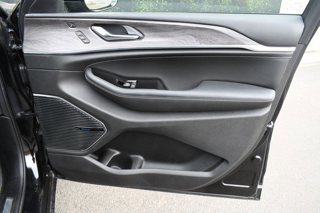 Used 2024 Jeep Grand Cherokee Overland w/ Advanced Protech Group III image 24