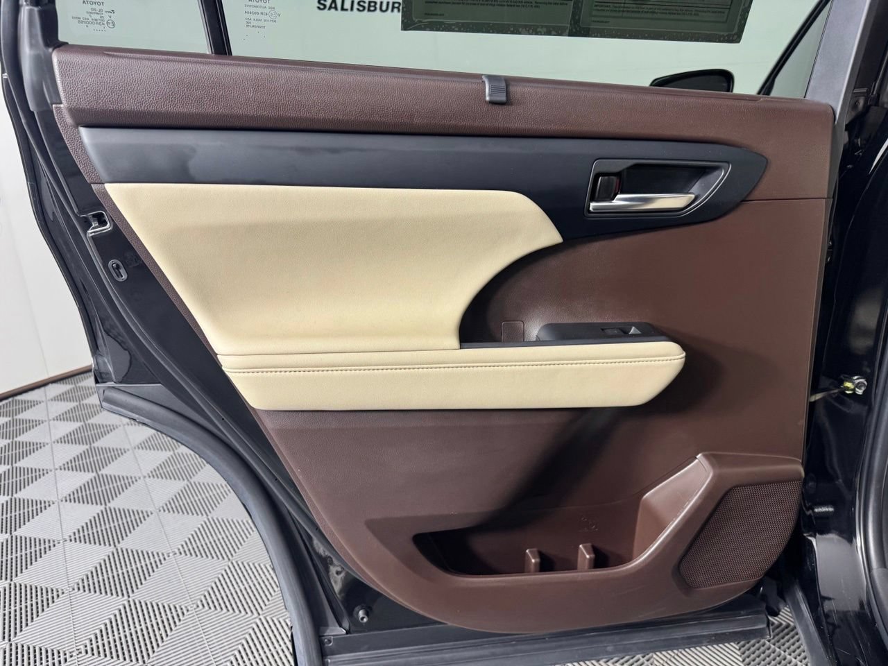 Used 2022 Toyota Highlander XLE FWD image 25