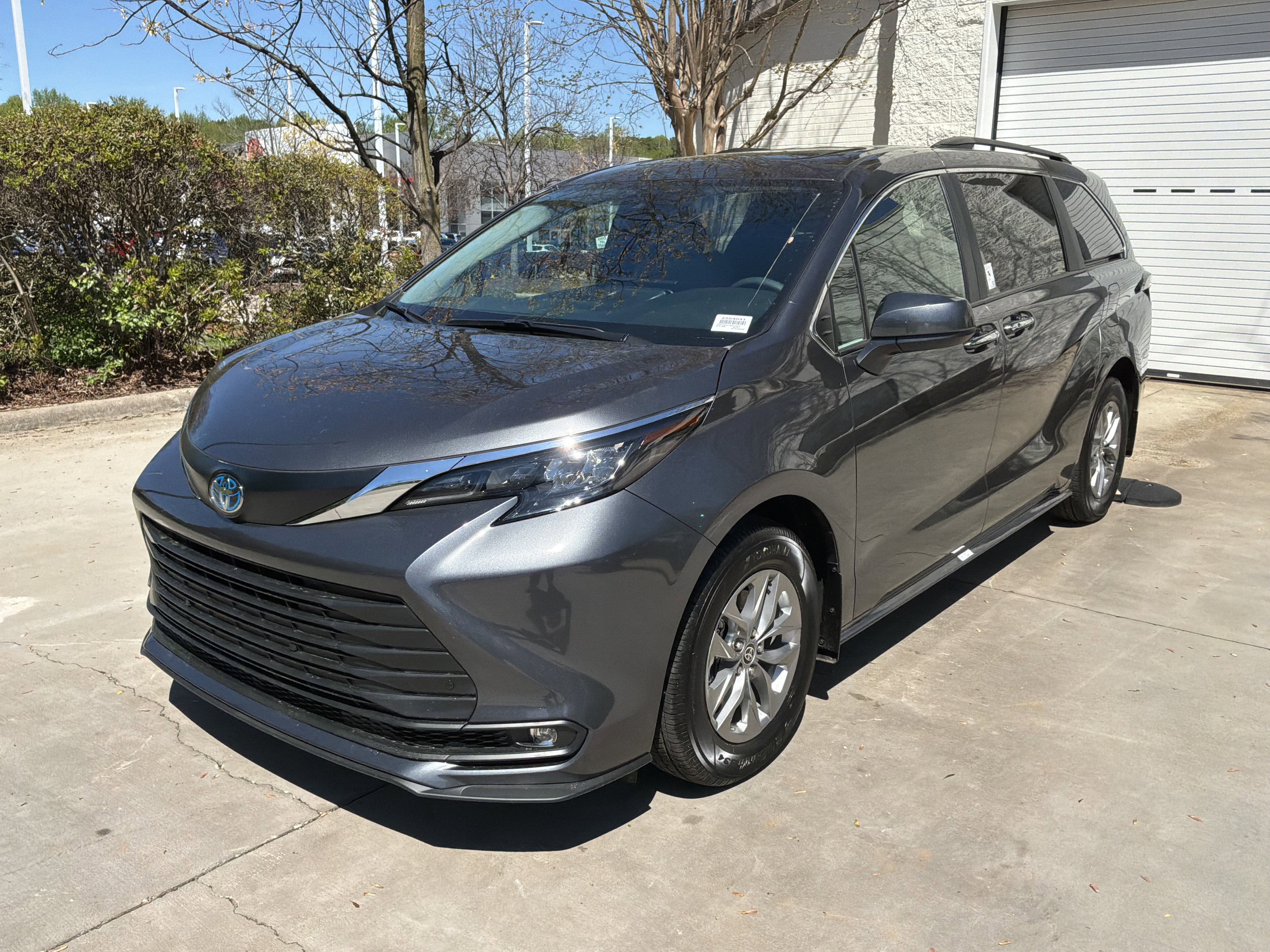 Used 2025 Toyota Sienna XLE image 5
