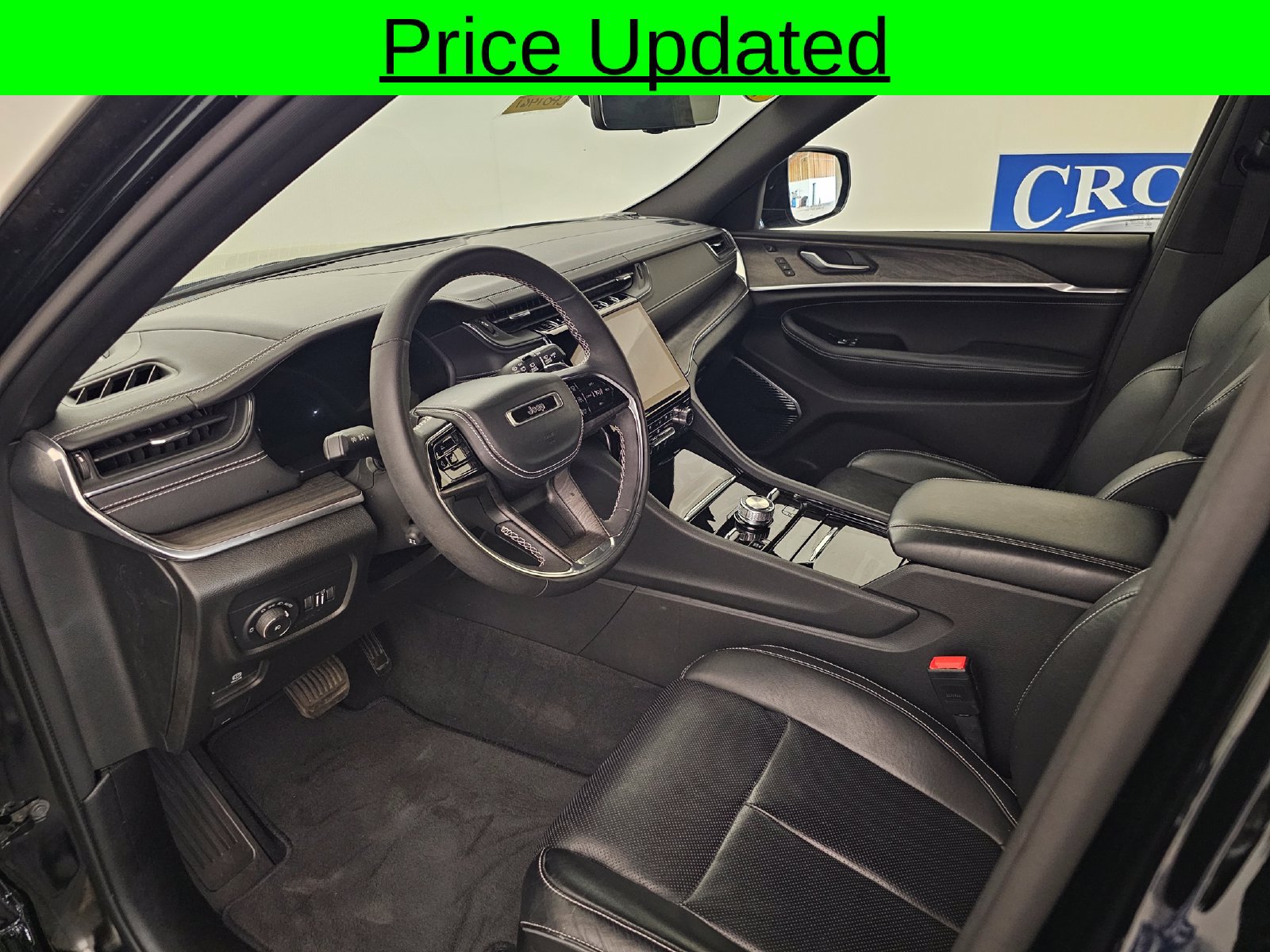 Used 2023 Jeep Grand Cherokee Overland w/ Luxury Tech Group IV AWD/4WD image 4