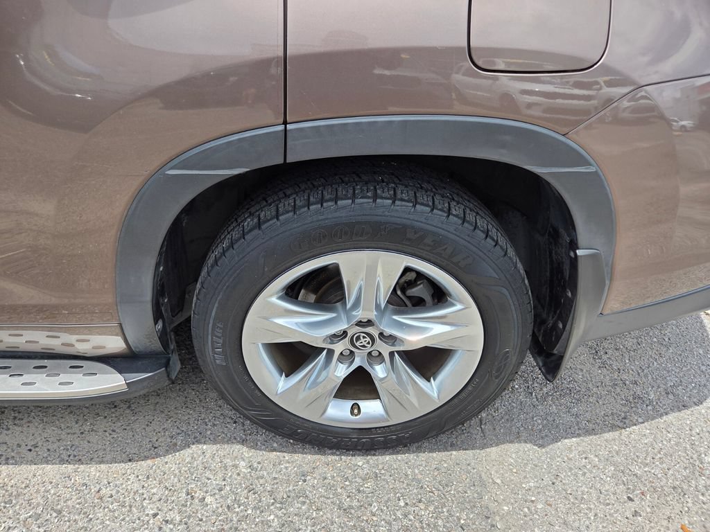 Used 2019 Toyota Highlander Limited FWD image 26