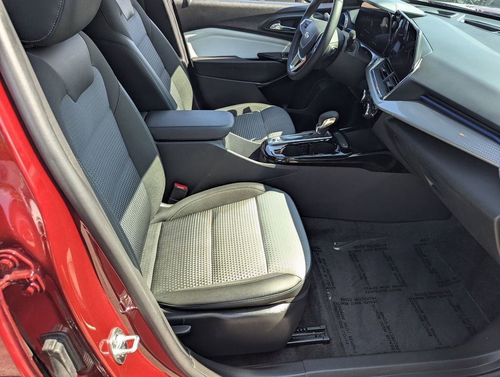 Used 2025 Chevrolet Trax LT w/ LT Convenience Package FWD image 29