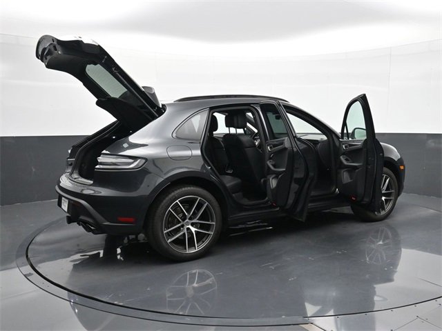 Used 2025 Porsche Macan image 31