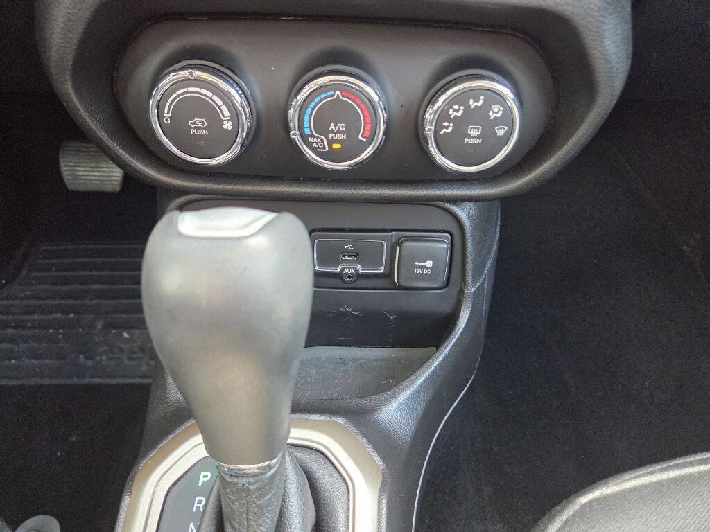 Used 2017 Jeep Renegade Latitude FWD image 23