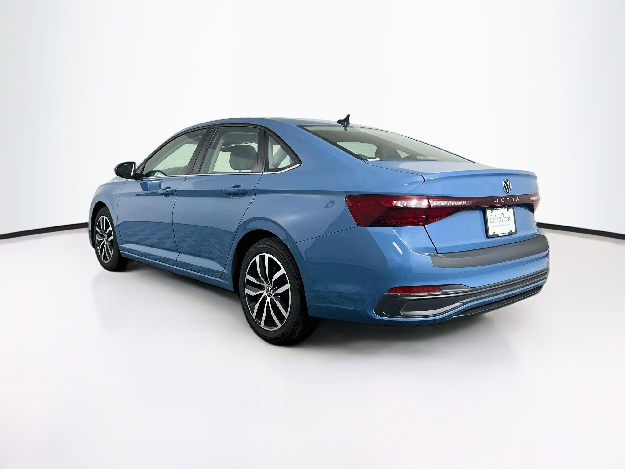 Used 2025 Volkswagen Jetta SE FWD image 5