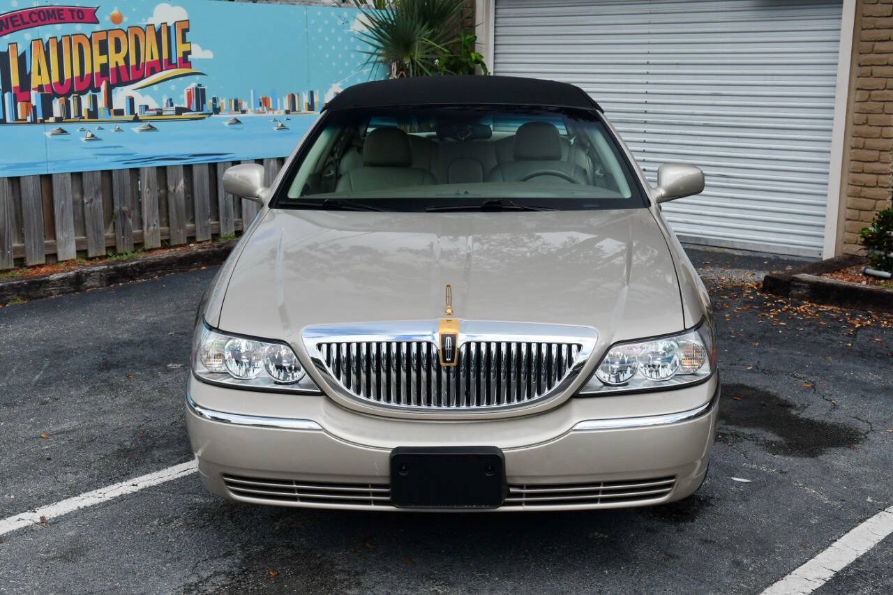 Used 2005 Lincoln Town Car Signature RWD image 3