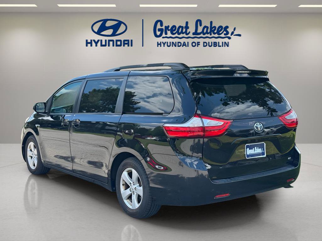Used 2016 Toyota Sienna LE FWD image 3