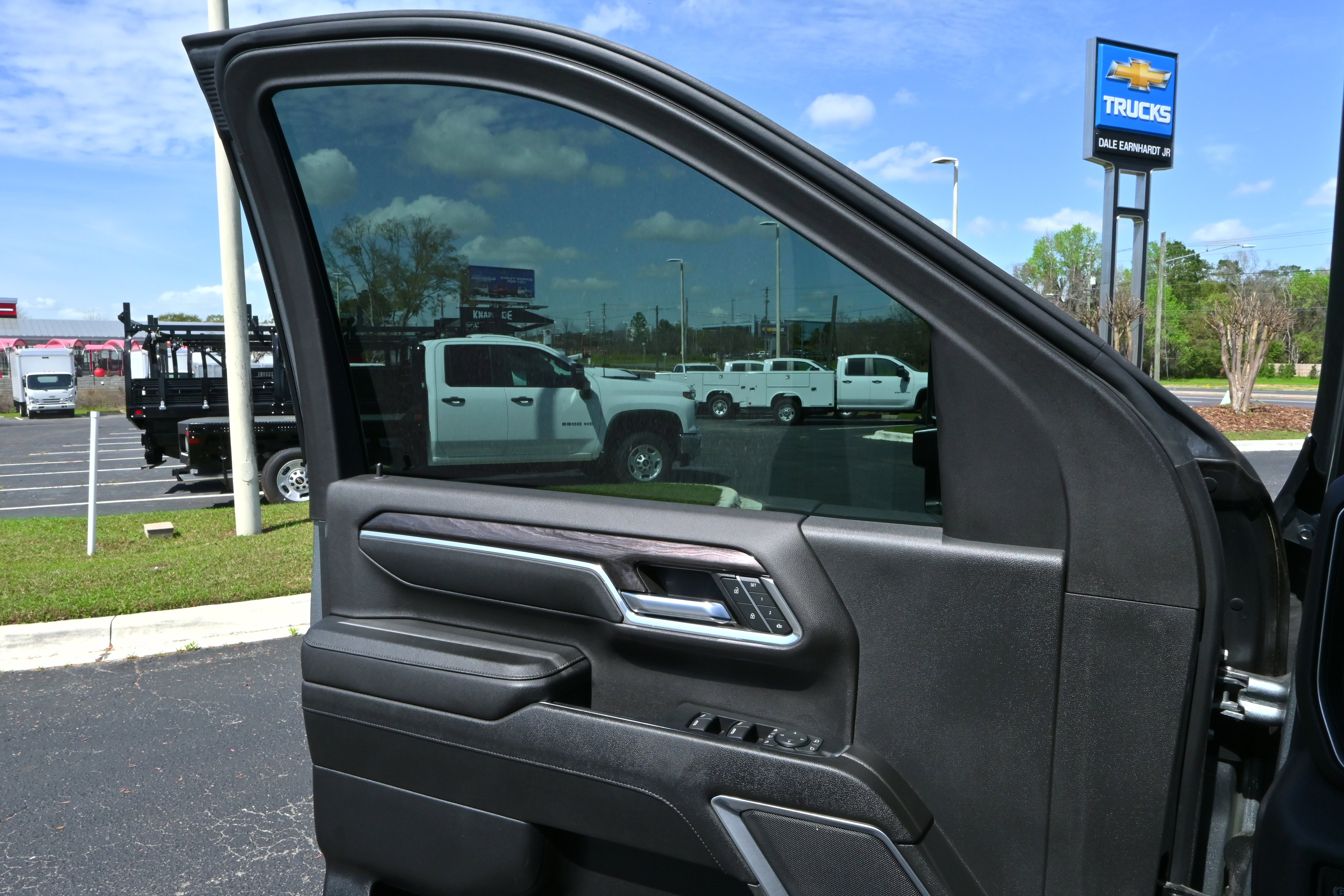 Used 2024 Chevrolet Silverado 2500 LTZ image 27