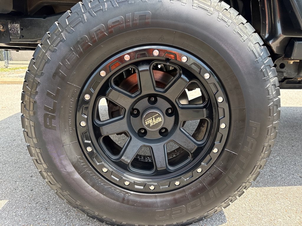 Used 2016 Jeep Wrangler Unlimited Sahara w/ Connectivity Group AWD/4WD image 11