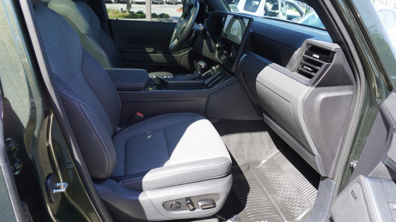 Used 2025 Lexus GX 550 w/ Accessory Package (2T) AWD/4WD image 34