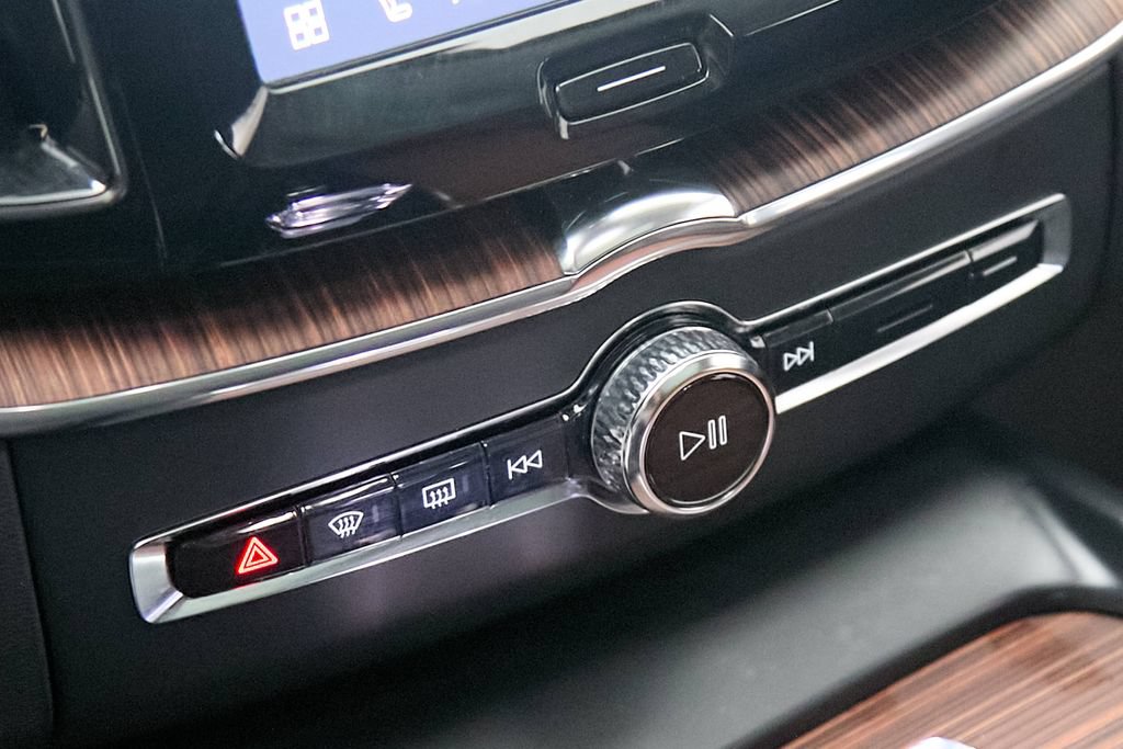Certified 2023 Volvo XC60 T8 Ultimate w/ Climate Package AWD/4WD image 16