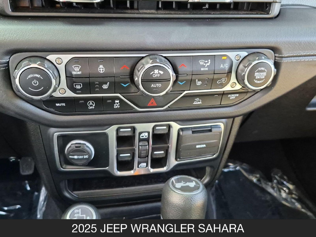 Used 2025 Jeep Wrangler Unlimited Sahara AWD/4WD image 22