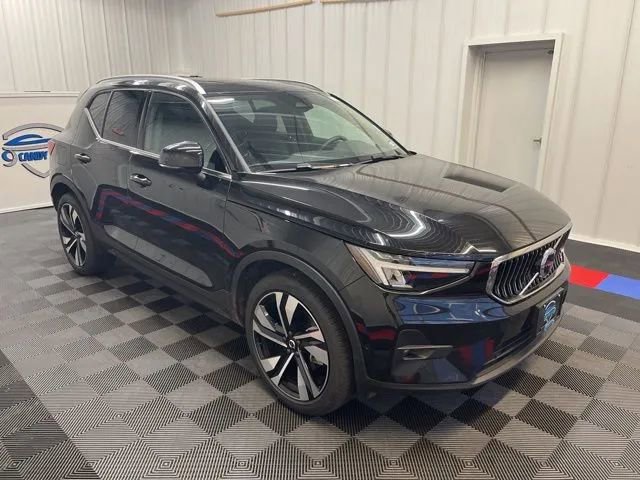Used 2025 Volvo XC40 B5 Plus image 2