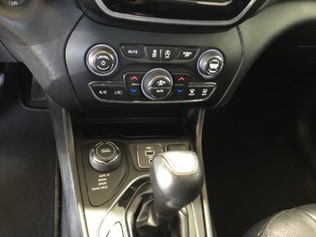 Used 2019 Jeep Cherokee Limited image 34