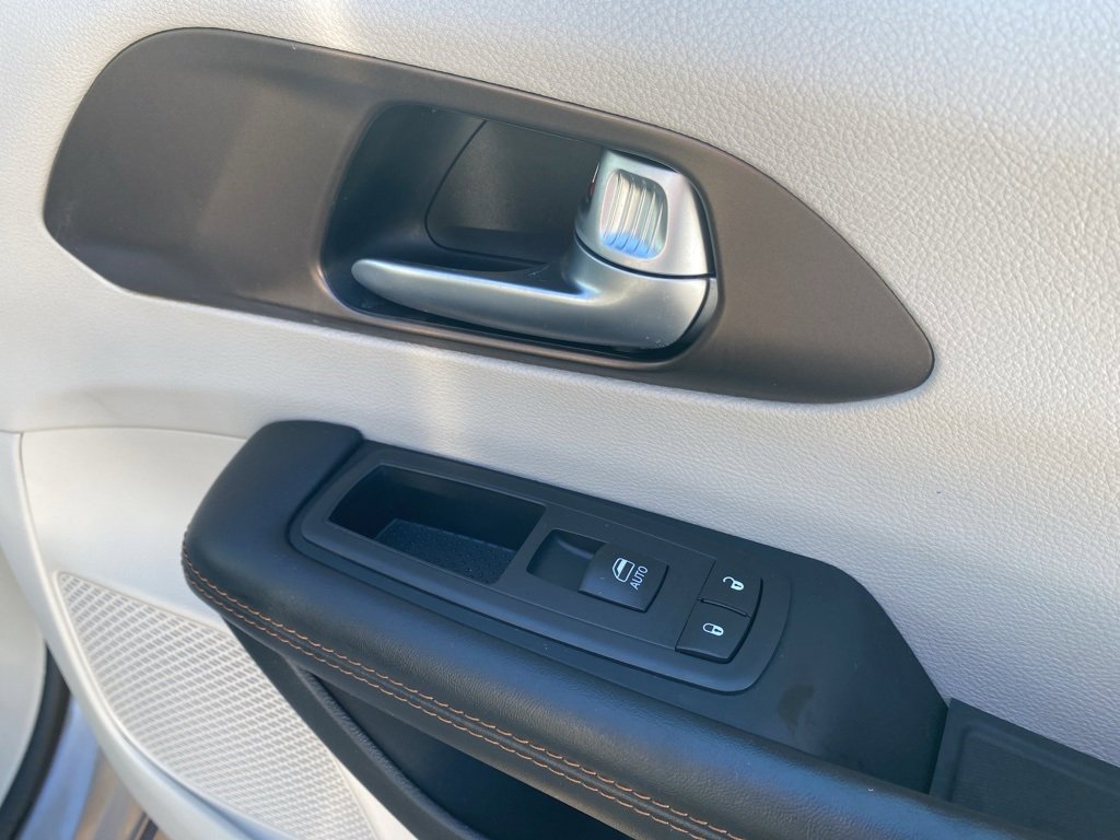 Used 2017 Chrysler Pacifica Touring-L image 12