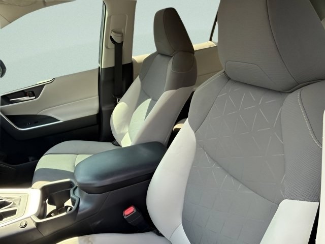Used 2020 Toyota RAV4 XLE AWD/4WD image 18