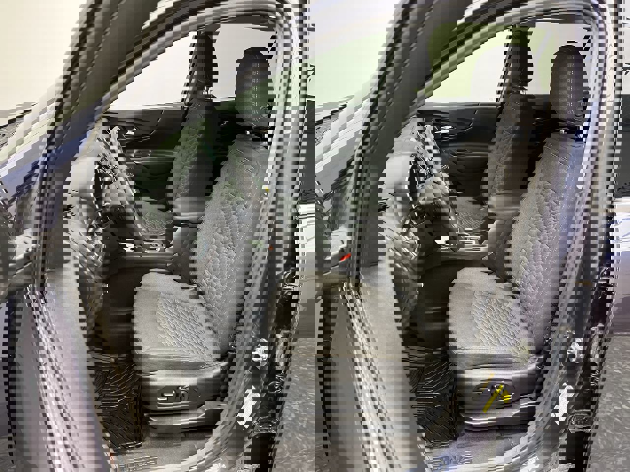 Used 2018 Chevrolet Equinox LT image 8