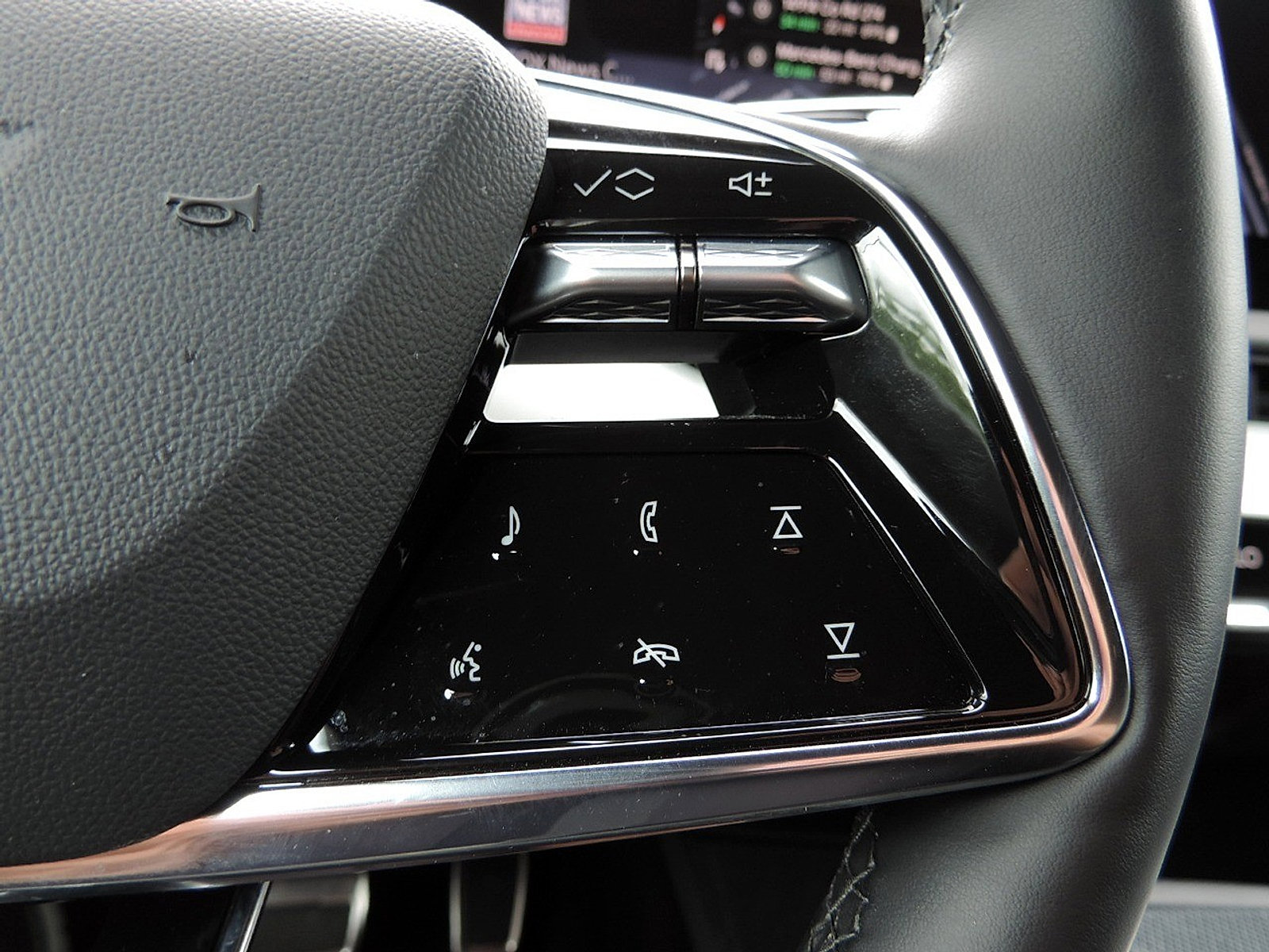 New 2026 Cadillac Optiq Luxury 2 RWD image 25