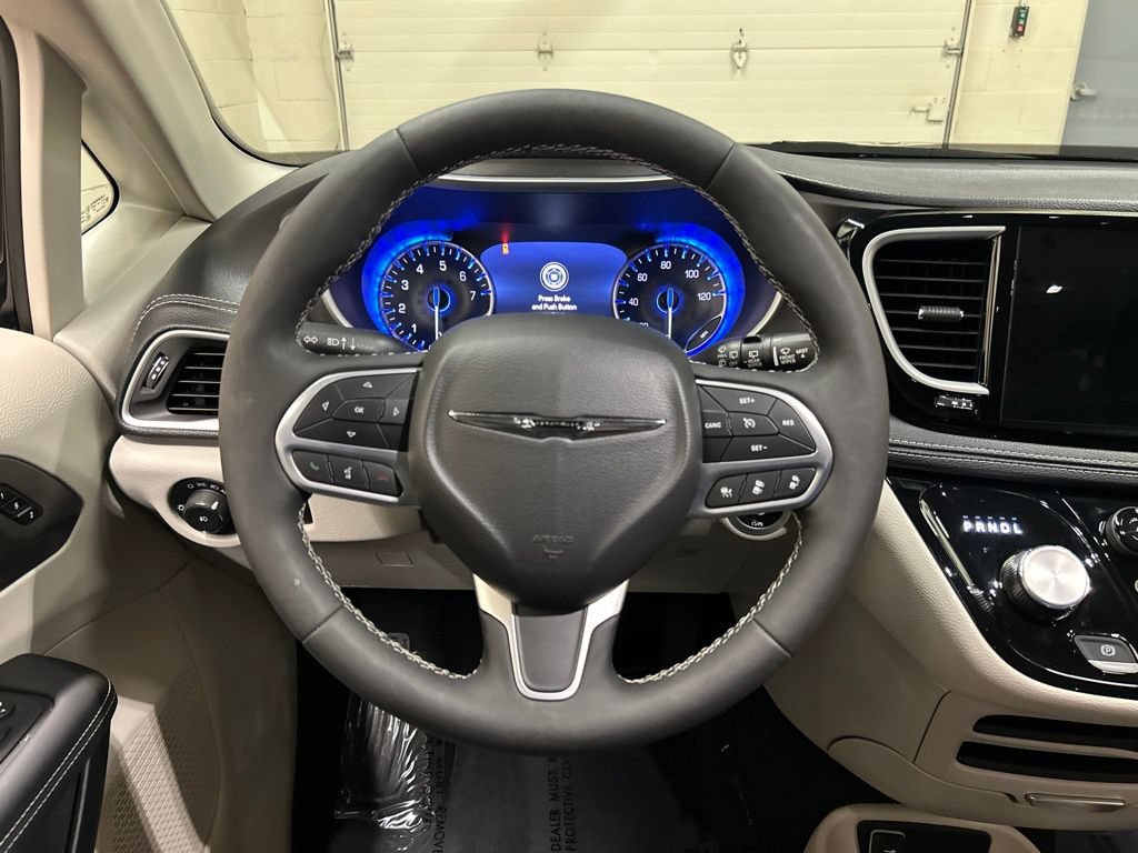 Used 2024 Chrysler Pacifica Touring-L FWD image 17