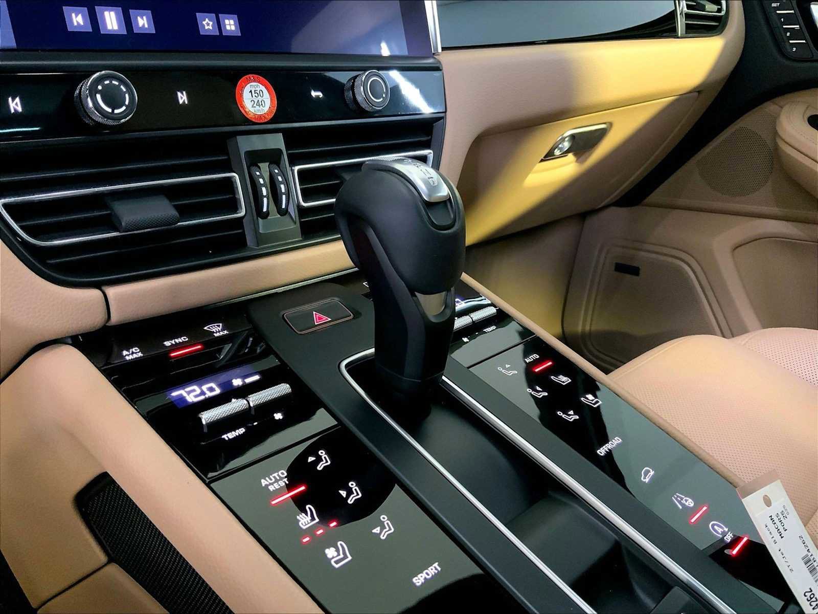 Certified 2025 Porsche Macan image 17