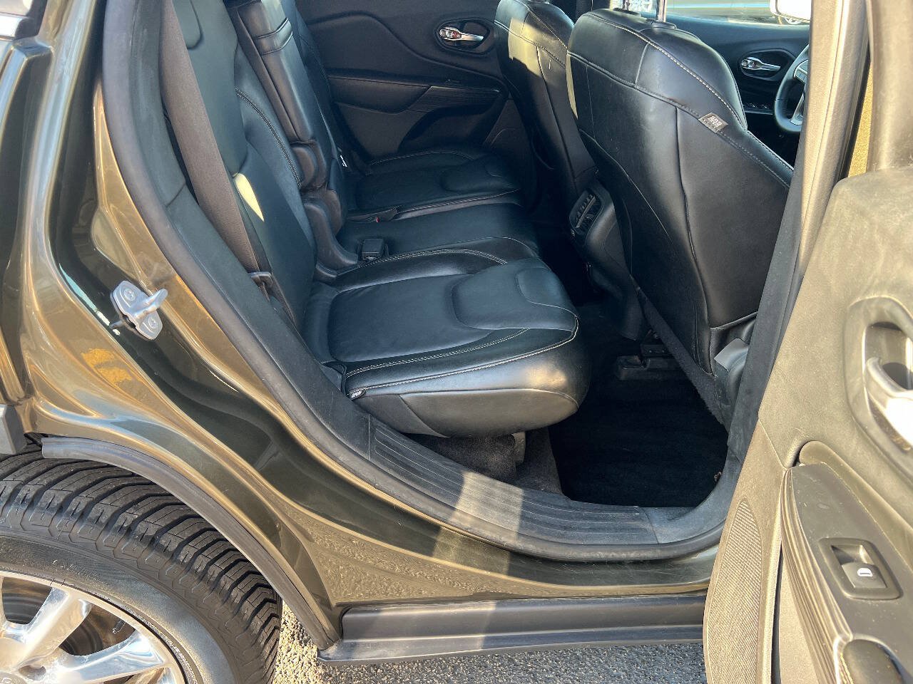 Used 2015 Jeep Cherokee Limited AWD/4WD image 22