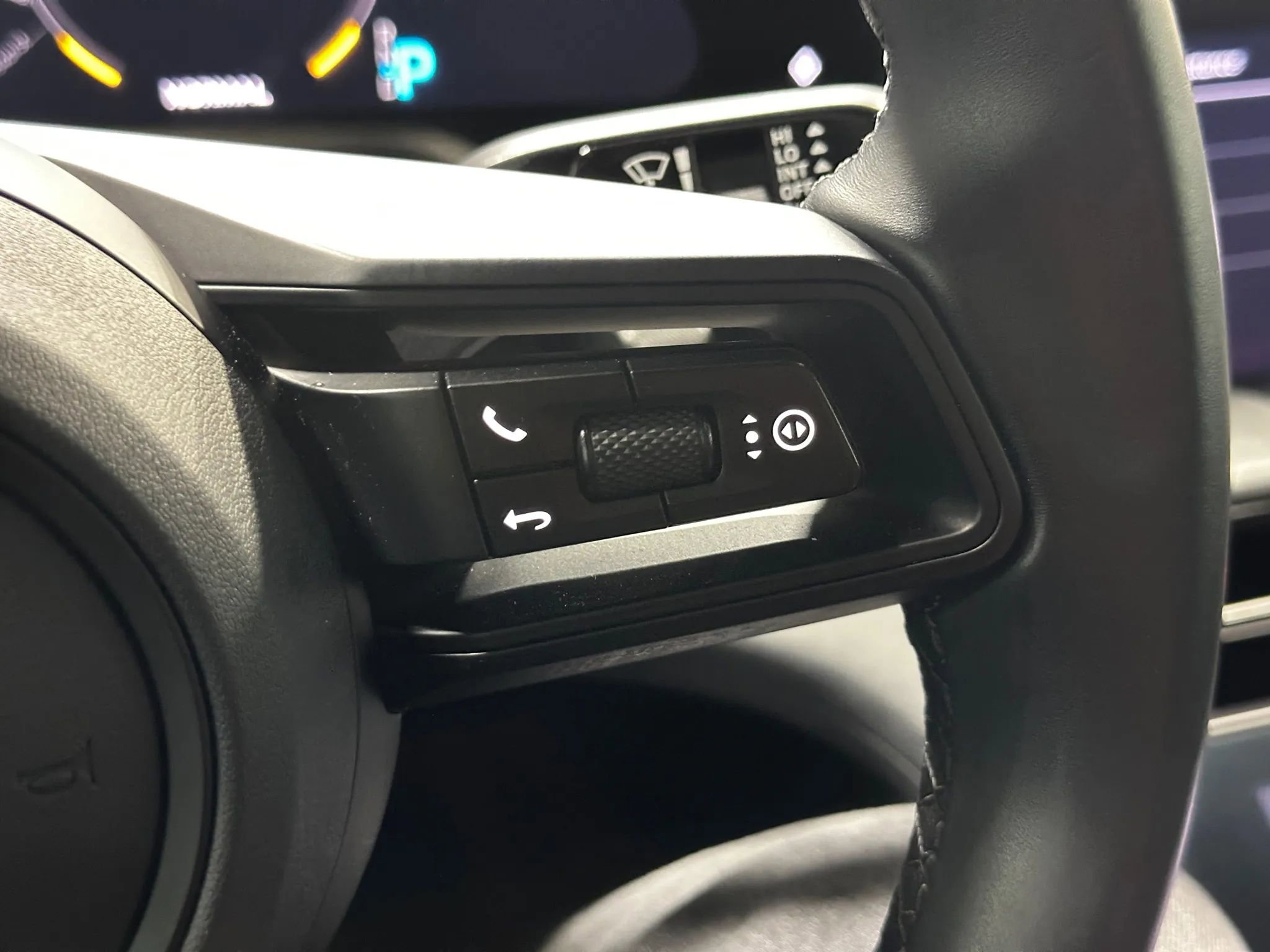 Used 2022 Porsche Taycan image 31