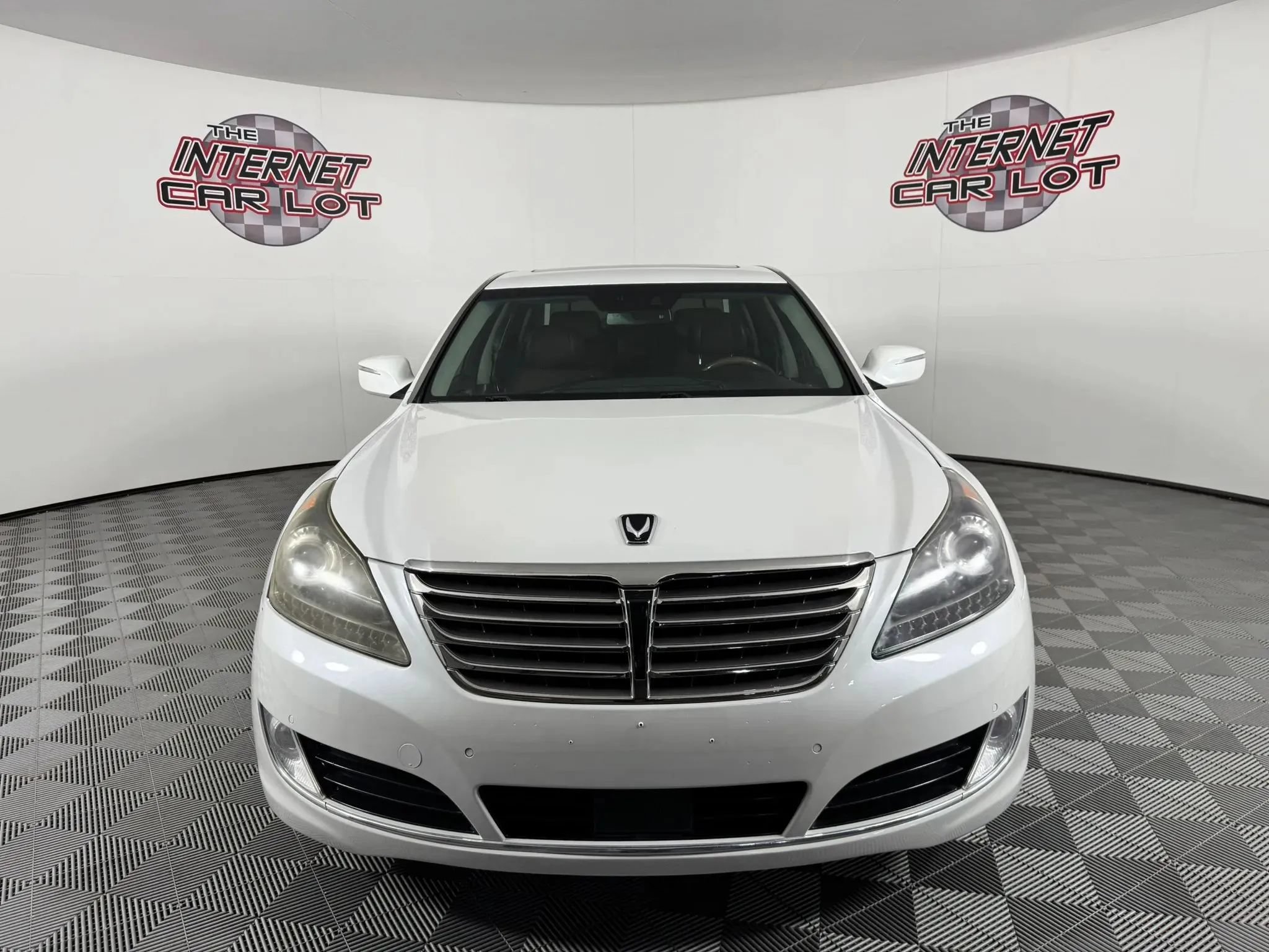 Used 2014 Hyundai Equus Signature RWD image 2