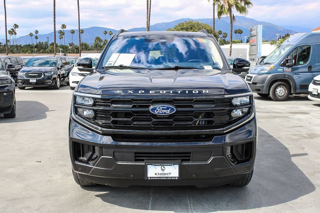Used 2025 Ford Expedition Active AWD/4WD image 3