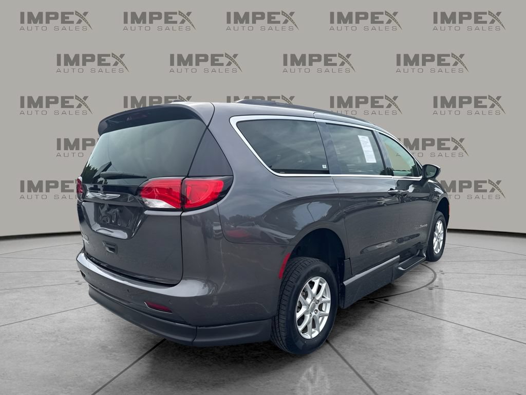 Used 2021 Chrysler Voyager Lxi w/ Cold Weather Group FWD image 3