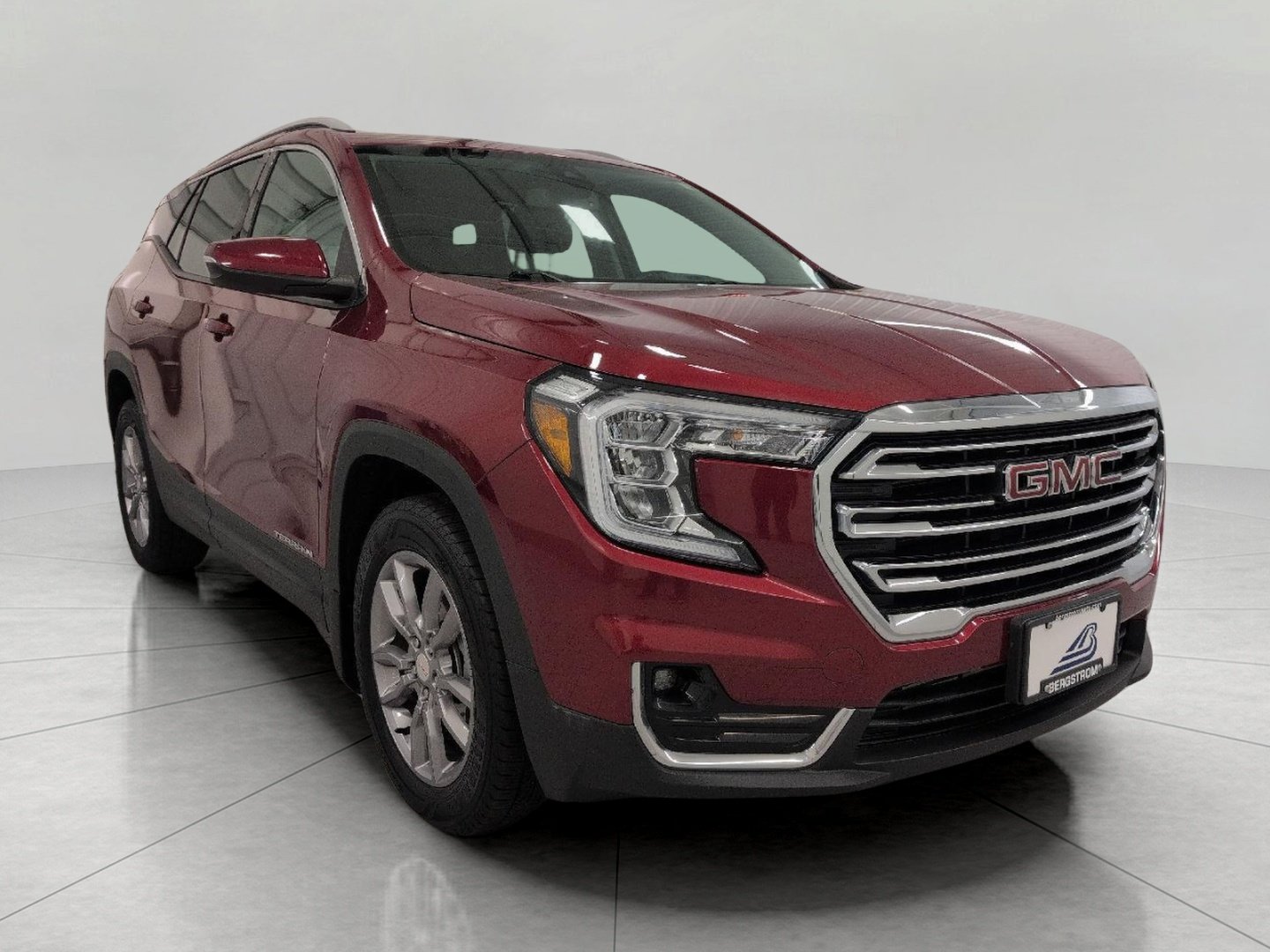 Certified 2022 GMC Terrain SLT w/ Infotainment Package II AWD/4WD image 1