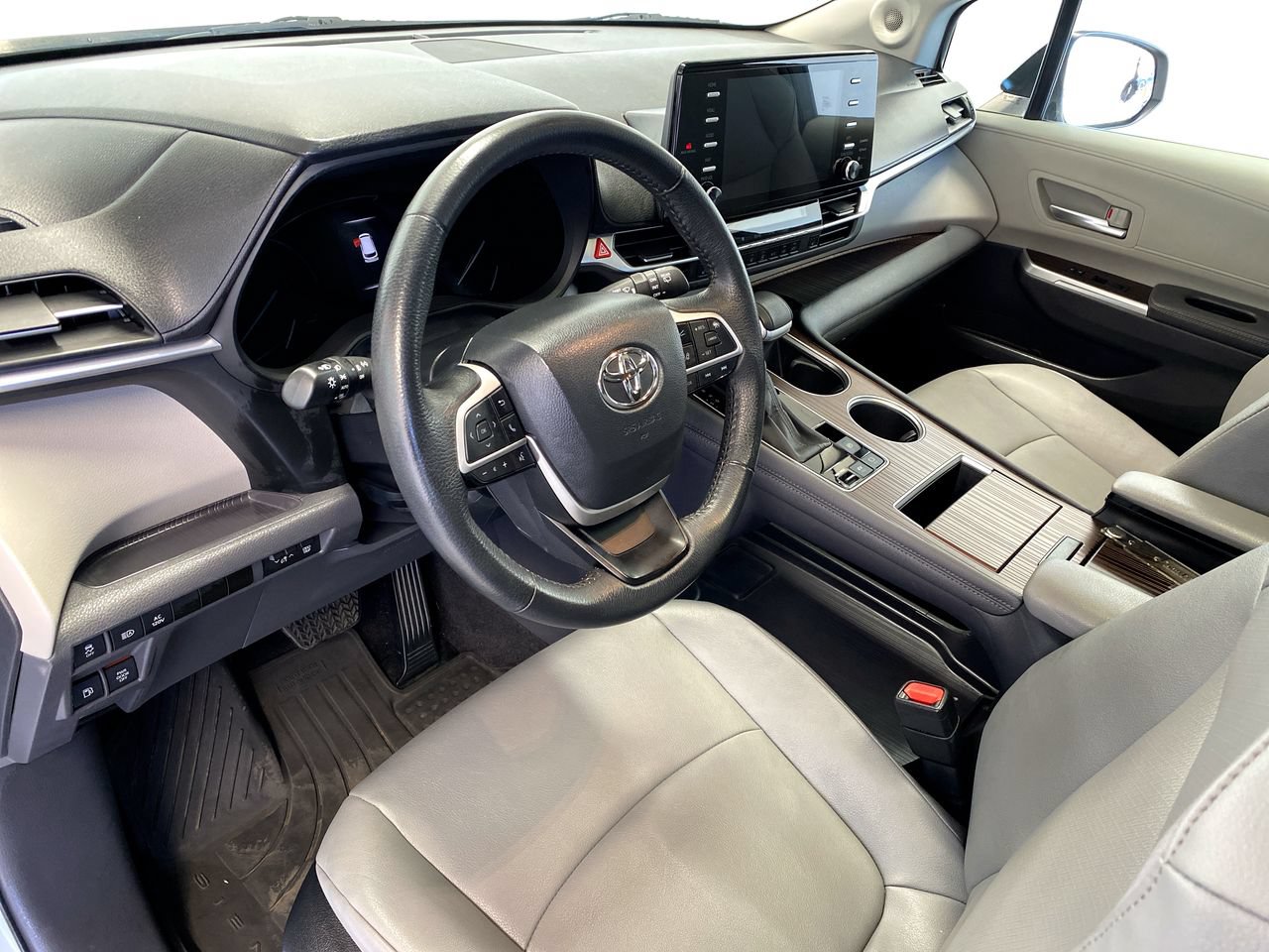 Used 2024 Toyota Sienna XLE w/ XLE Plus Package AWD/4WD image 21