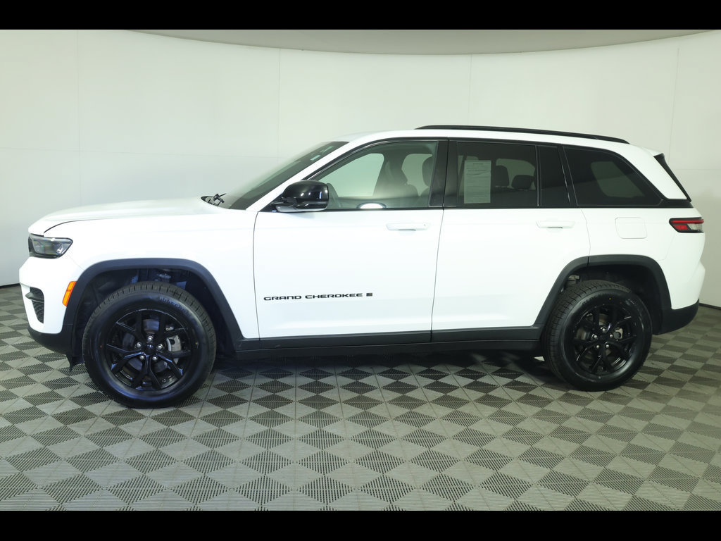 Used 2024 Jeep Grand Cherokee Altitude AWD/4WD image 16