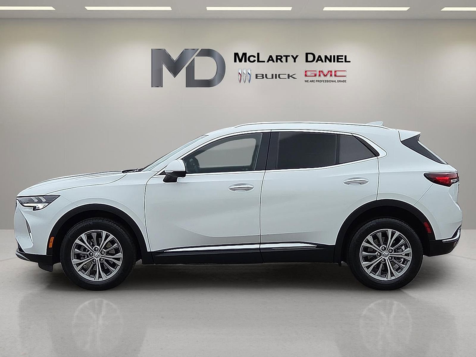 Used 2023 Buick Envision Preferred image 3