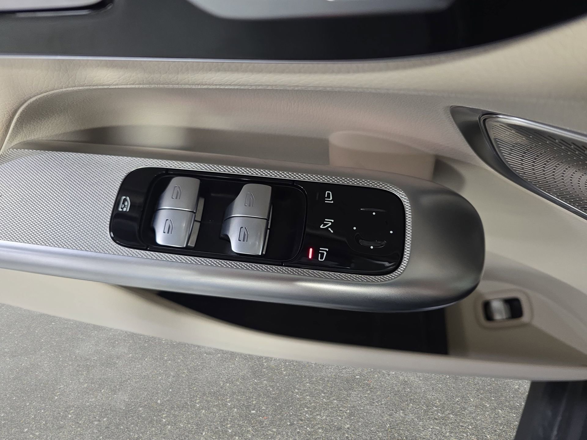 Used 2025 Mercedes-Benz GLC 300 4MATIC image 27