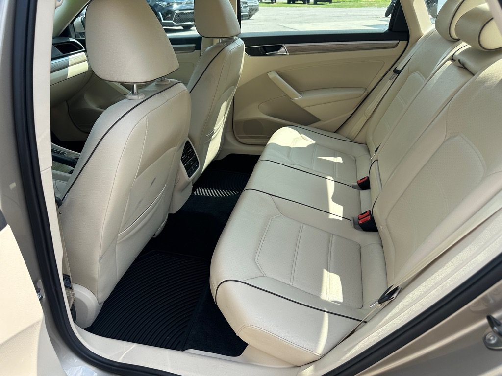 Used 2017 Volkswagen Passat 1.8T SE FWD image 21