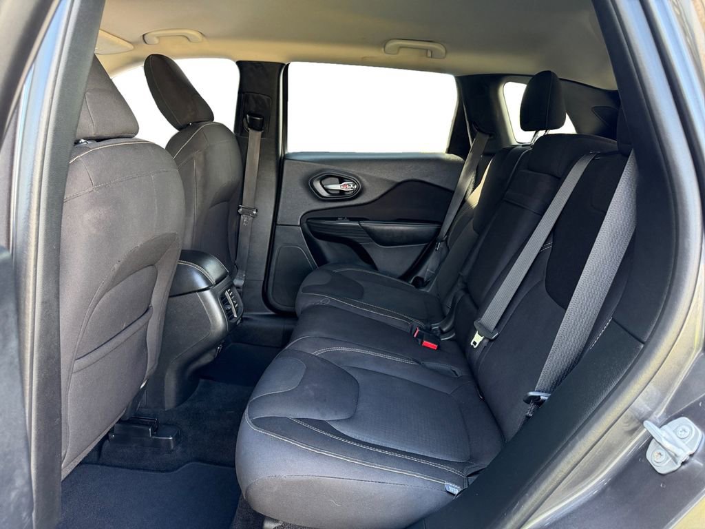 Used 2017 Jeep Cherokee Latitude image 16