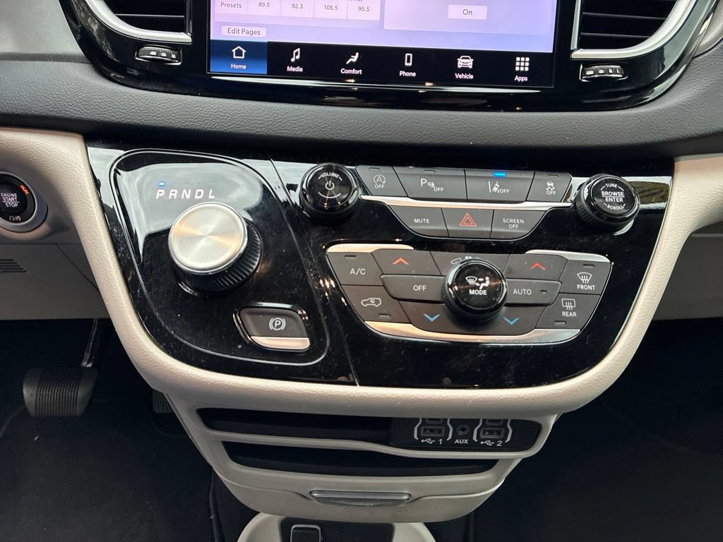 Used 2024 Chrysler Pacifica Touring-L FWD image 17