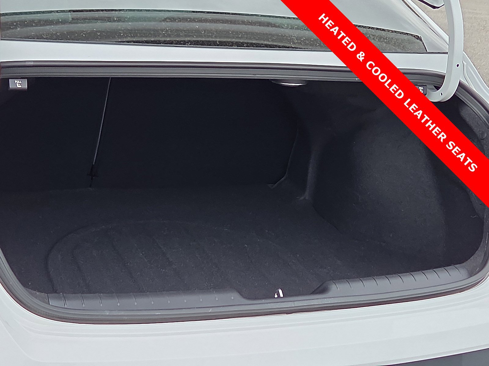 Used 2024 Hyundai Elantra Limited image 9