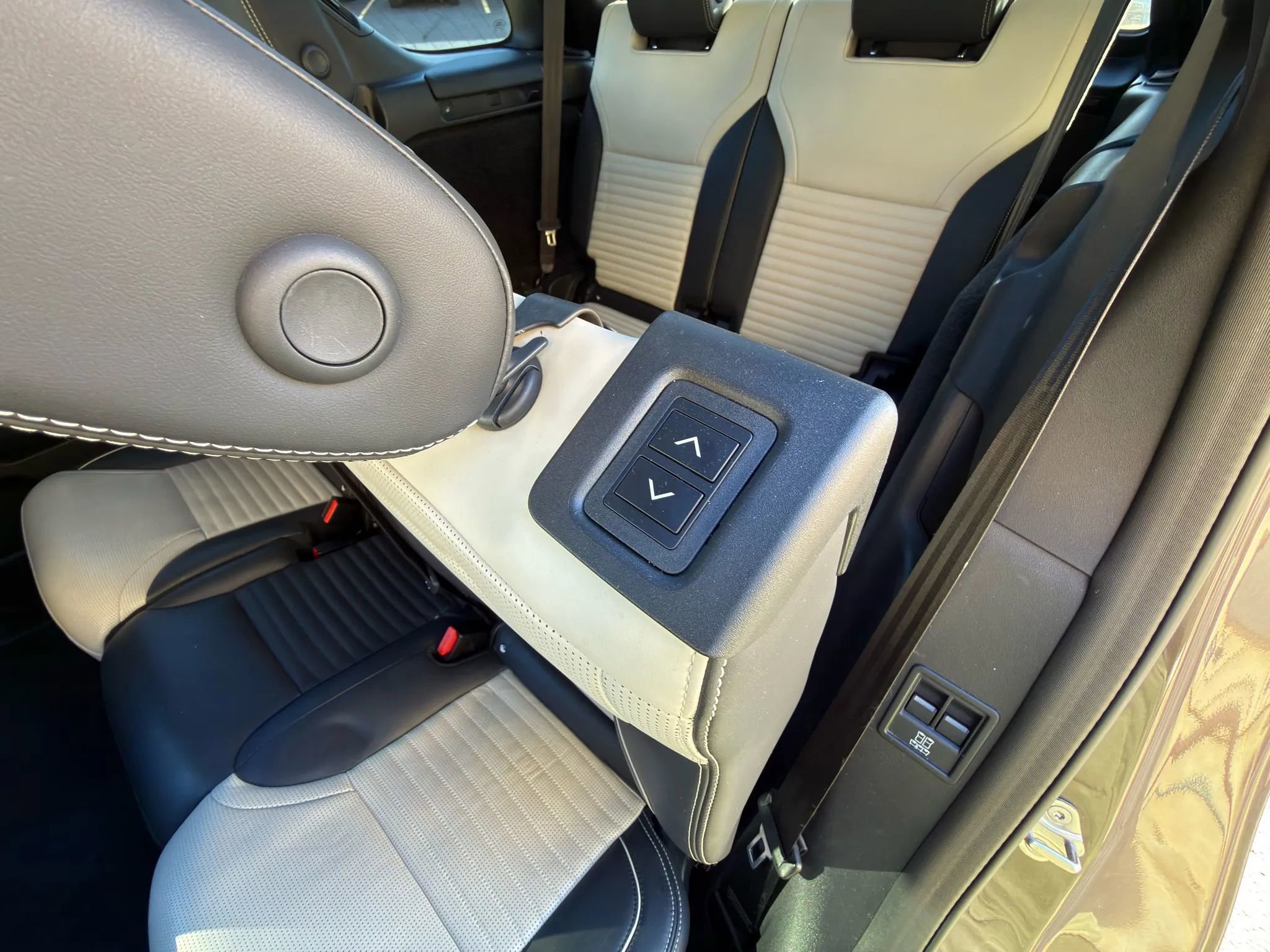 Used 2023 Land Rover Discovery Metropolitan Edition image 17