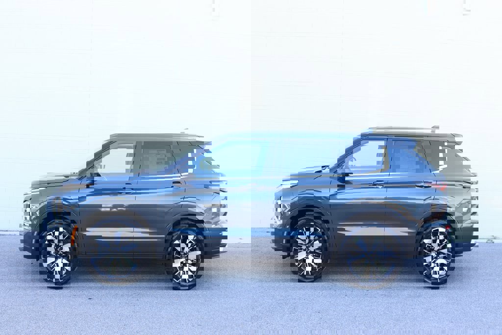 New 2025 Mitsubishi Outlander SE image 3