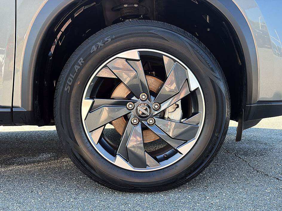 Certified 2025 Nissan Rogue SV AWD/4WD image 12