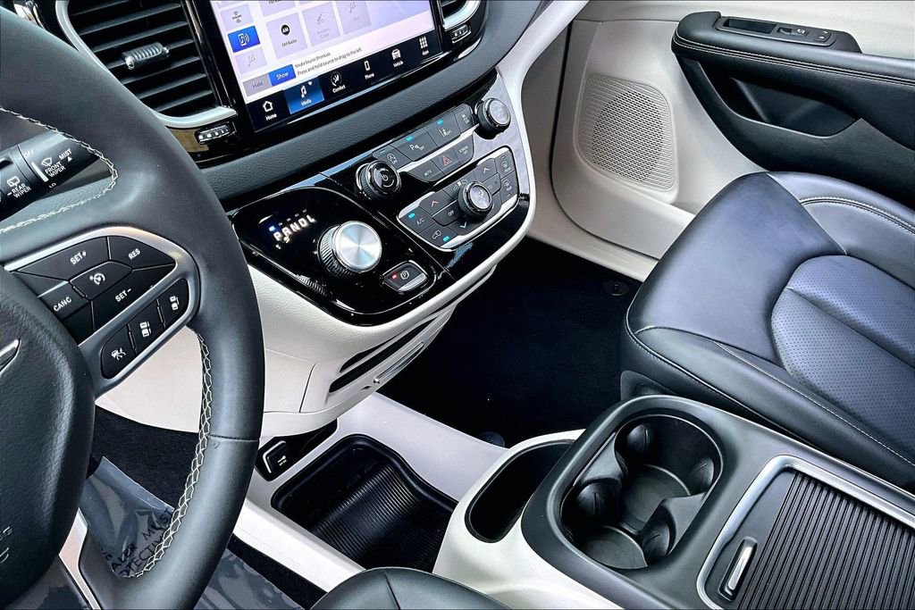 Used 2024 Chrysler Pacifica Touring-L FWD image 17