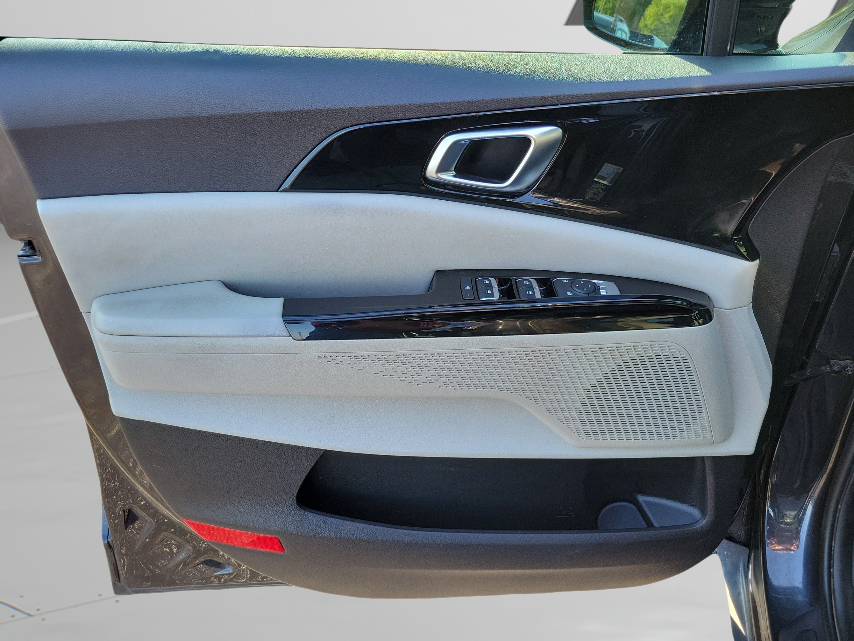 Used 2023 Kia Carnival EX FWD image 17