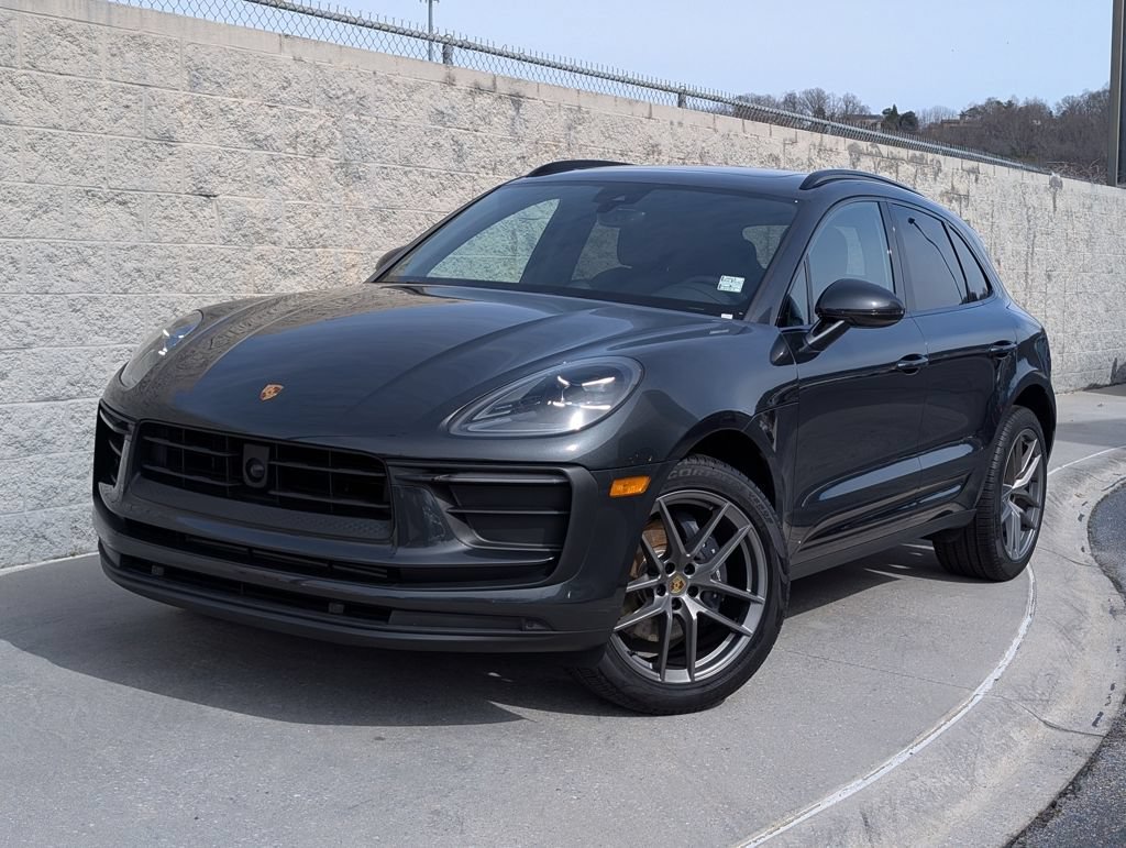 Certified 2025 Porsche Macan AWD/4WD image 2