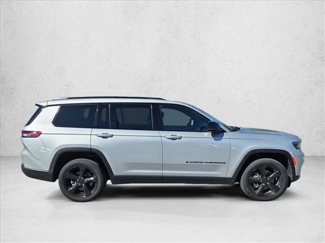 Used 2024 Jeep Grand Cherokee L Limited w/ Black Appearance Package RWD image 4