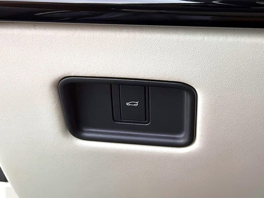 New 2025 Land Rover Range Rover SE image 32