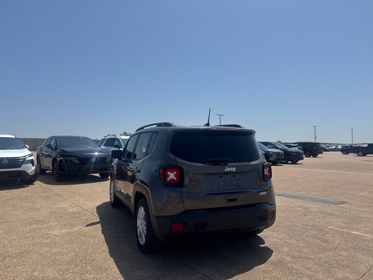 Used 2019 Jeep Renegade Latitude FWD image 14