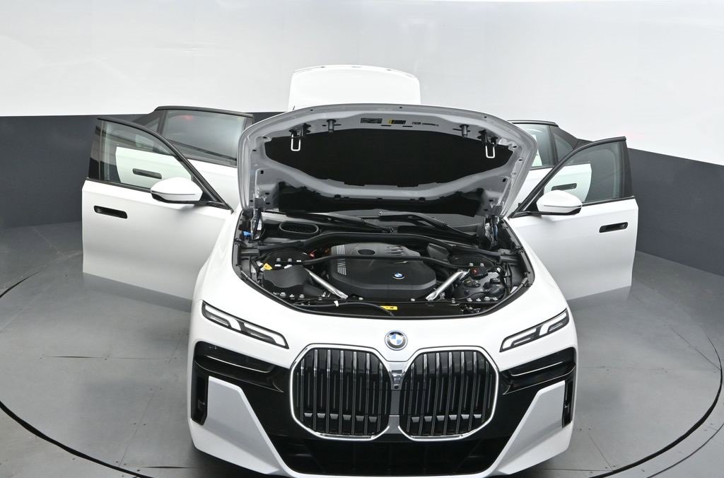 New 2026 BMW 750e xDrive image 33