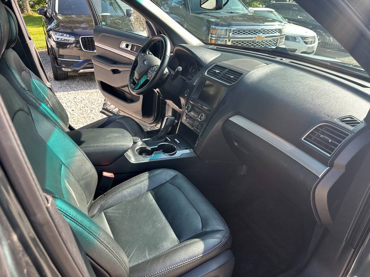 Used 2016 Ford Explorer XLT w/ Equipment Group 202A AWD/4WD image 17